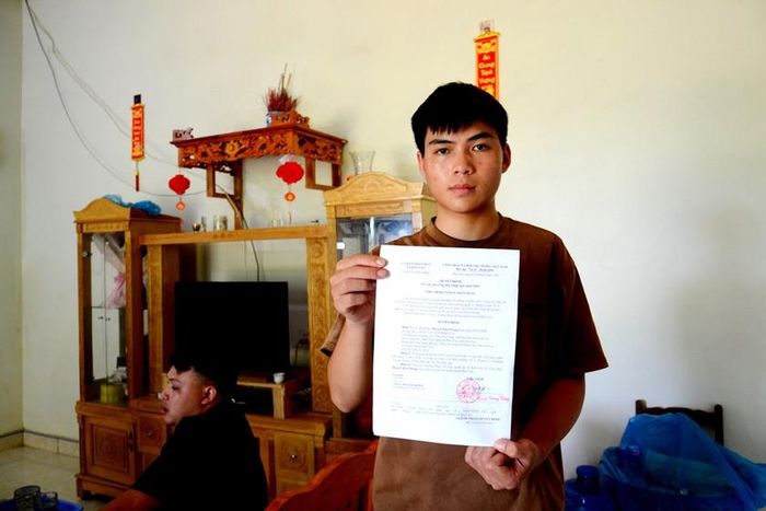 Giấy báo nhập học vào Học viện Biên phòng của Phàn Chẩn Phong. Ảnh: Quốc Hồng