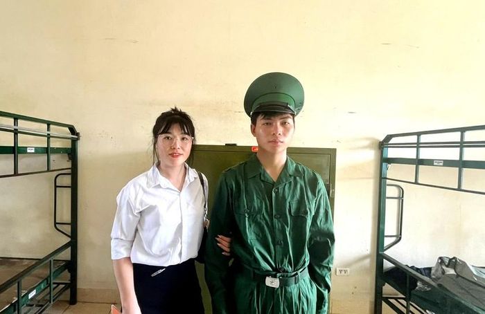 Phàn Chẩn Phong và chị gái trong ngày đầu trở thành học viên Học viện Biên phòng khóa 40, nhập học năm 2026. Ảnh: Tẩn A Bình