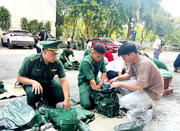 Sau khi làm các thủ tục nhập học, học viên mới nhận quân tư trang cá nhân, được phân về các đơn vị của Học viện Biên phòng để bắt đầu quá trình học tập và rèn luyện tại đây. Ảnh: Phàn Tuyết