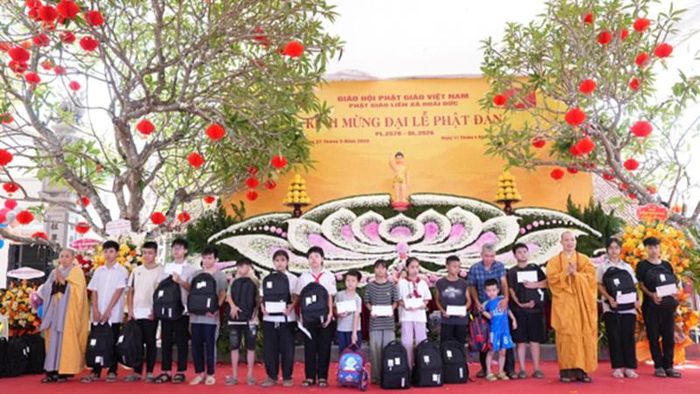 Chư tôn đức Ban đại diện Phật giáo liên xã Hoài Đức trao quà cho các cháu học sinh vượt khó, học giỏi tại Đại lễ Phật đản PL 2570- DL 2026 được tổ chức tại chùa Phương Bảng, xã Sơn Đồng- Nguồn: Phật sự Thủ đô
