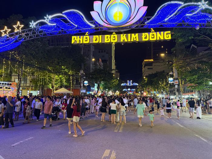 Phố đi bộ trở thành một trong những điểm vui chơi, giao lưu thu hút đông đảo người dân và du khách. Trong ánh đèn rực rỡ, tiếng cười nói, những hoạt động văn hóa và nhịp bước của dòng người tạo nên không khí sôi động, náo nức.