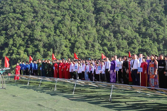 Sáng 2/9, tại các trường học nội trú liên cấp trên địa bàn tỉnh, chương trình chào cờ được tổ chức trang trọng. Trong sắc đỏ của cờ Tổ quốc, các em học sinh cùng hướng về lá cờ thiêng liêng, hát Quốc ca và cảm nhận sâu sắc hơn ý nghĩa của ngày Quốc khánh - một bài học về lịch sử, lòng tự hào và trách nhiệm đối với quê hương, đất nước.