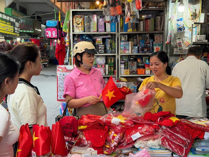 Các mặt hàng mang sắc đỏ như cờ Tổ quốc, áo cờ đỏ sao vàng được nhiều người dân lựa chọn. Những lá cờ, chiếc áo không chỉ là vật dụng trong ngày lễ mà còn thể hiện tình cảm, niềm tự hào và sự gắn kết của mỗi người với quê hương, đất nước.