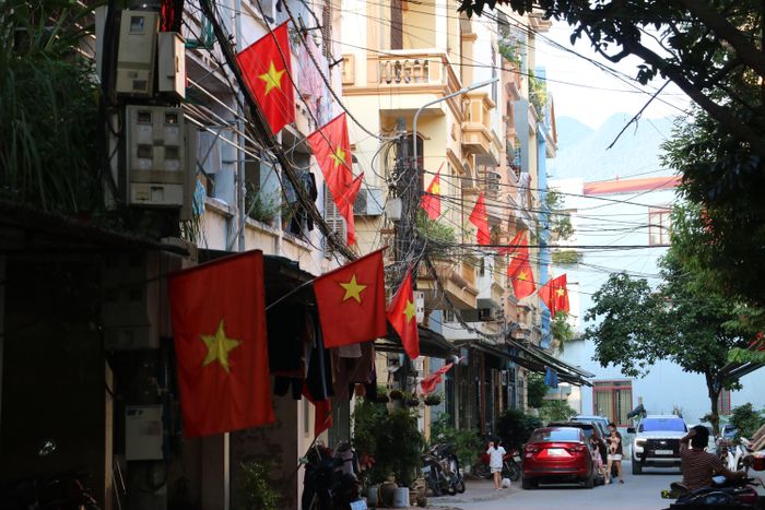 Không chỉ trên những tuyến phố chính, cờ Tổ quốc được người dân treo trang trọng trước mỗi gia đình, trong các khu dân cư. Tất cả cùng góp phần tạo nên diện mạo tươi mới trong những ngày lễ lớn.