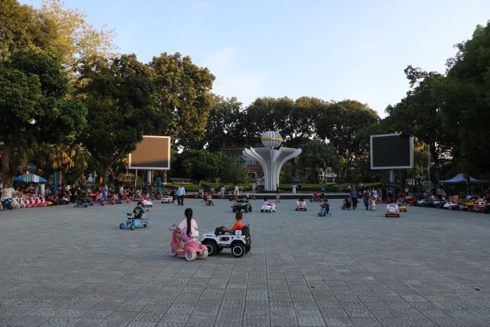 Vườn hoa trung tâm trở thành điểm đến quen thuộc của nhiều gia đình. Cha mẹ đưa con nhỏ đi dạo, vui chơi, cùng lưu giữ những khoảnh khắc bình dị bên người thân trong không khí rộn ràng của ngày Quốc khánh.