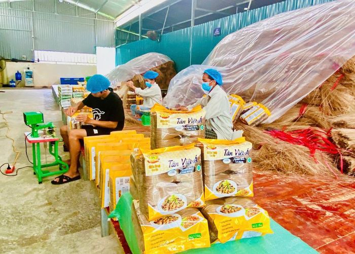 Hợp tác xã Nông sản Tân Việt Á, xóm Lang Môn, xã Minh Tâm đặc biệt quan tâm xây dựng thương hiệu “Miến dong Tân Việt Á”.