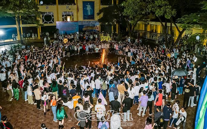 Hoạt động "Thắp đèn ngắm trăng" mùa 1 hết sức ấm áp do CLB Sách và Hành động Trường THPT Chuyên Phan Ngọc Hiển, tỉnh Cà Mau tổ chức. Ảnh: PVCFC Cà Mau cung cấp.