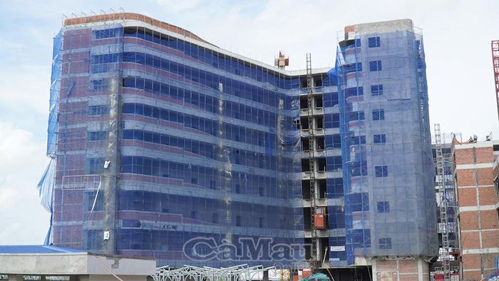 Diện mạo công trình gói thầu chính số 27 thuộc Dự án Bệnh viện Đa khoa Cà Mau quy mô 1.200 giường đang được hình thành.