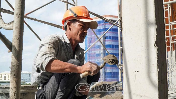 Công nhân Công ty Cổ phần Sản xuất công nghiệp Xây lắp 3 thi công các hạng mục thuộc gói thầu số 27.