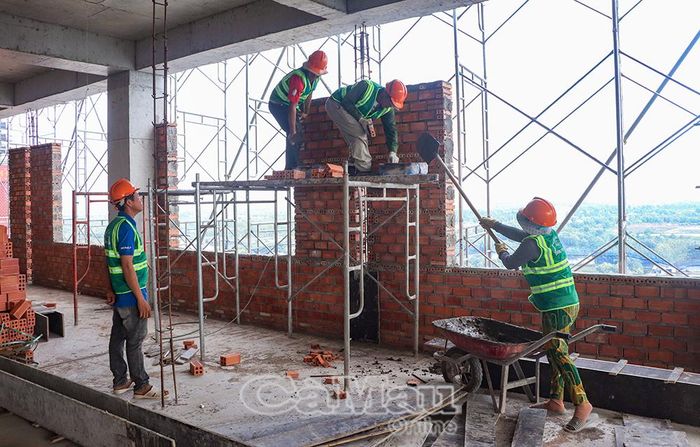Công nhân Tổng Công ty 319 - Bộ Quốc phòng khẩn trương thi công khối nhà B2 và B3, quyết tâm hoàn thành phần xây thô theo kế hoạch.