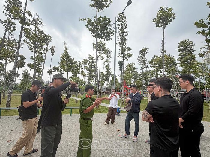 Đại uý Mã Quốc Quang (Công an phường Vĩnh Trạch) hướng dẫn các KOL, TikToker thực hiện một cảnh quay.