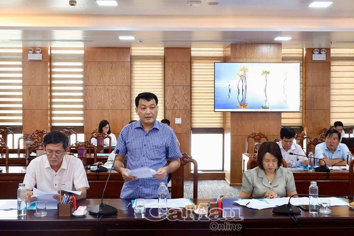 Đồng chí Nguyễn Minh Nhứt, Giám đốc Sở Nội vụ, báo cáo tiến độ triển khai dự án.