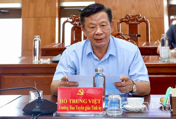 Đồng chí Hồ Trung Việt, Uỷ viên Ban Thường vụ Tỉnh uỷ, Trưởng ban Tuyên giáo Tỉnh uỷ, góp ý nội dung thiết kế, thuyết minh các hạng mục công trình.