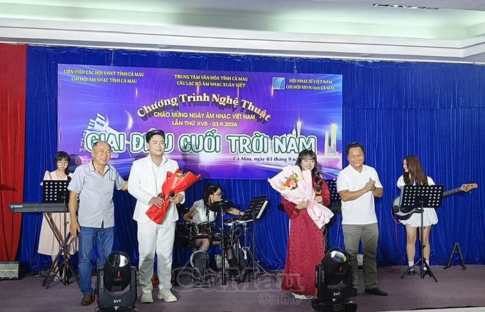 Khán giả tặng hoa, chúc mừng các ca sĩ sau phần biểu diễn tại chương trình.