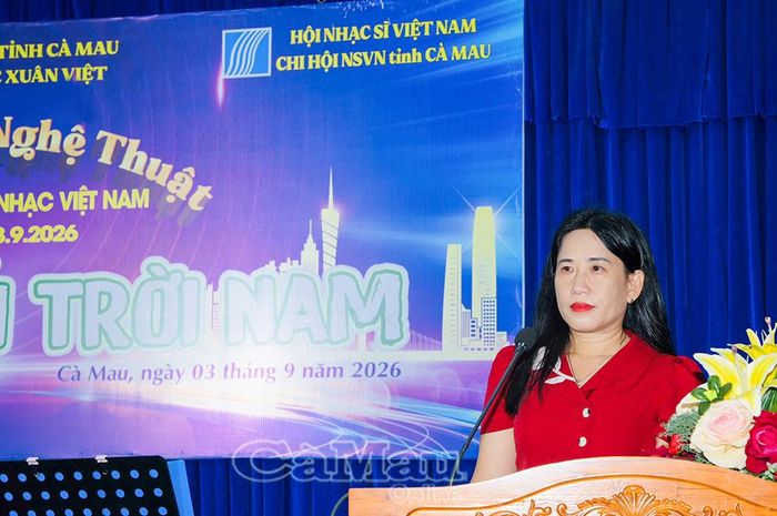 Bà Ngô Thanh Nhã, Phó Chủ tịch Liên hiệp các Hội Văn học Nghệ thuật tỉnh, phát biểu tại chương trình.