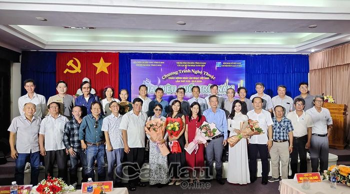 Đại biểu chụp ảnh lưu niệm cùng các nhạc sĩ, ca sĩ tham gia chương trình.