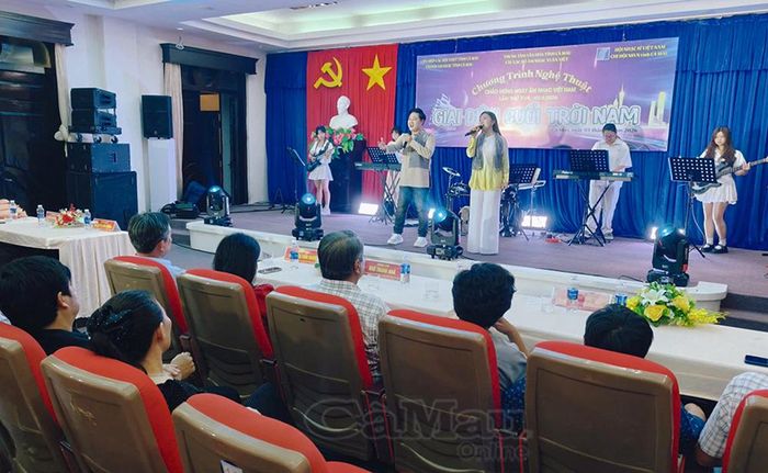 Ca sĩ Sâm Lee và Thuý Hằng biểu diễn ca khúc "Hồn quê đất rừng U Minh".