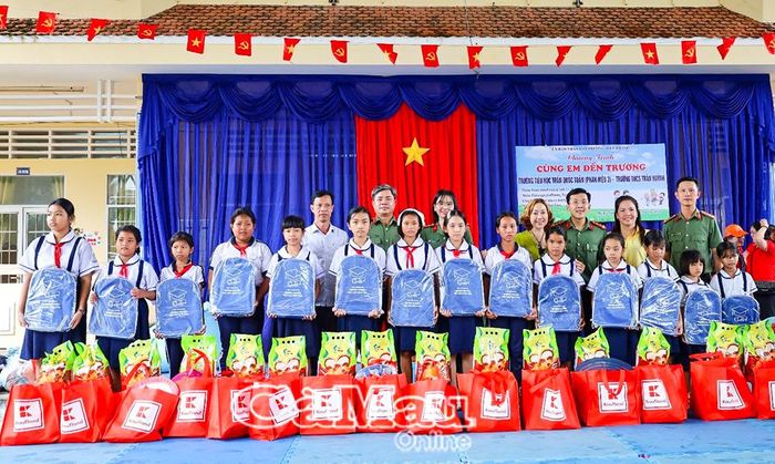 Phòng Tham mưu, Công an tỉnh, phối hợp tổ chức chương trình “Cùng em đến trường”, trao 200 suất quà cho học sinh có hoàn cảnh khó khăn tại Trường Tiểu học Trần Quốc Toản.