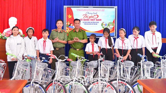 Phòng Cảnh sát kinh tế phối hợp tổ chức chương trình “Cùng em đến trường - Tuổi trẻ Công an nhân dân hỗ trợ thanh thiếu nhi có hoàn cảnh khó khăn đến trường” tại xã Tân Ân.