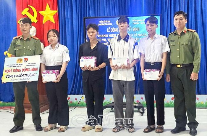  Phòng An ninh điều tra, Công an tỉnh, phối hợp Công an xã và Xã đoàn Đá Bạc trao 10 suất quà gồm xe đạp, tập vở cho học sinh có hoàn cảnh khó khăn trên địa bàn.