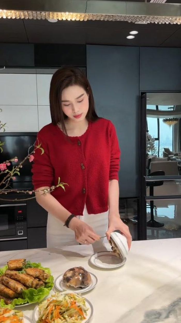 Mâm cỗ cúng và mâm cơm ngày Tết tươm tất do Đỗ Hà chuẩn bị