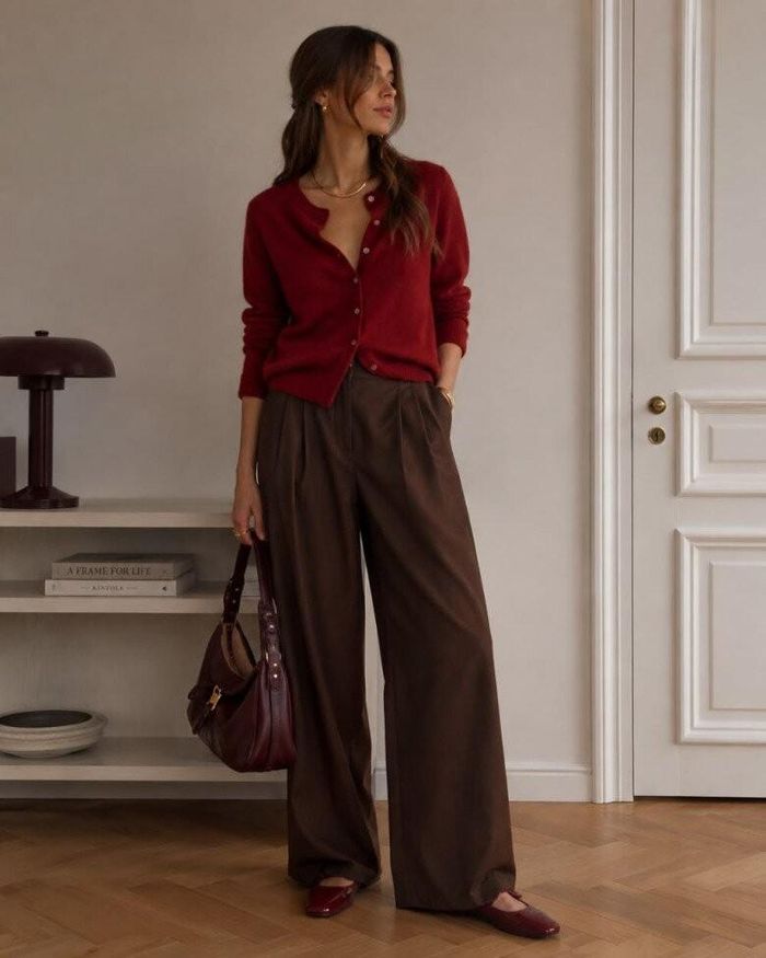 Nếu muốn bắt trend thu đông 2026, đây là lựa chọn đáng thử. Nâu chocolate đi cùng burgundy tạo cảm giác sang, trầm và giàu chiều sâu.
