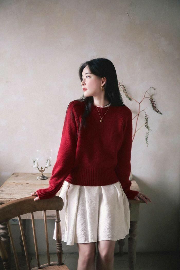 Về mix & match, burgundy có thể kết hợp cùng beige, kem, nâu chocolate, xám than hoặc xanh navy. Nếu muốn vẻ ngoài nhẹ nhàng, hãy thử áo len burgundy với chân váy beige.