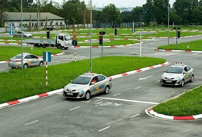 Kỹ năng giữ khoảng cách, chuyển làn và vượt xe sẽ được chú trọng trong các bài sát hạch thực hành mới. Ảnh minh họa