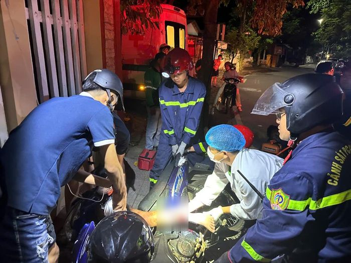 Cán bộ, chiến sĩ Cảnh sát phòng cháy, chữa cháy và cứu nạn, cứu hộ nhanh chóng sử dụng phương tiện, thiết bị giải cứu chân nạn nhân khỏi vị trí mắc kẹt.