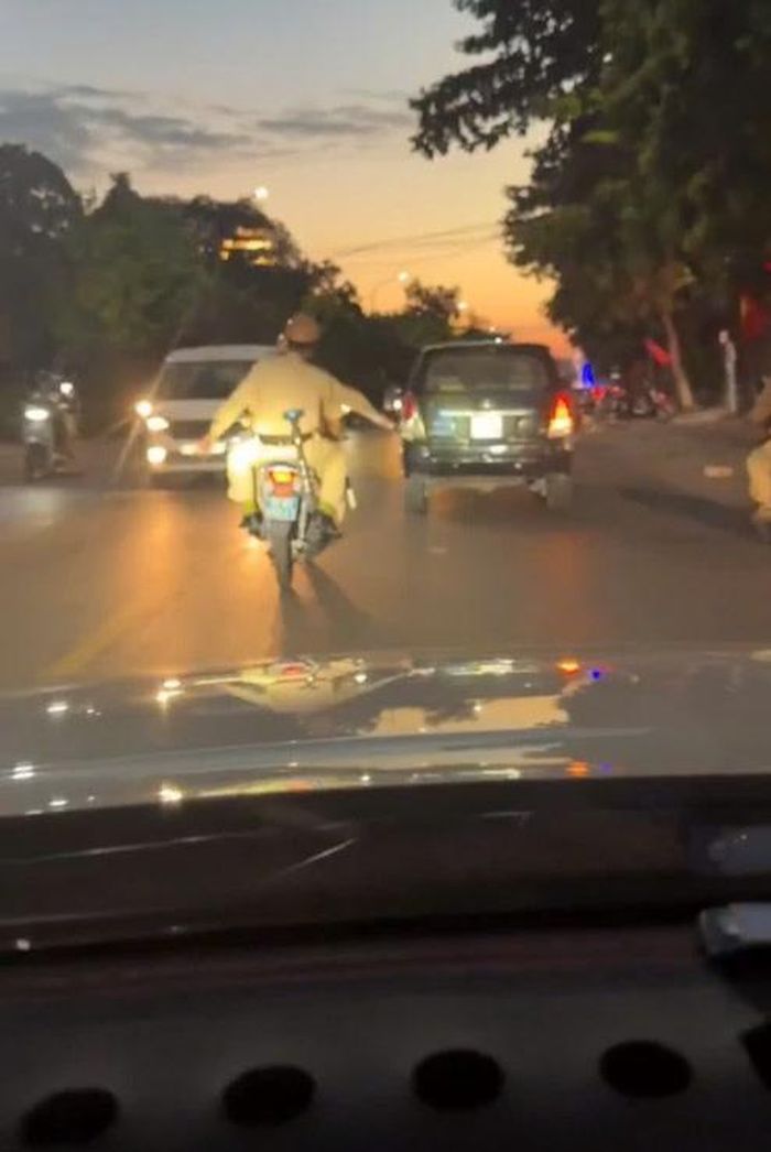 Đội CSGT đường bộ số 2 sử dụng xe nghiệp vụ dẫn đường cho người bị nạn lên bệnh viện Kiến An, Hải Phòng. Ảnh: Bộ Công an. ↵↵