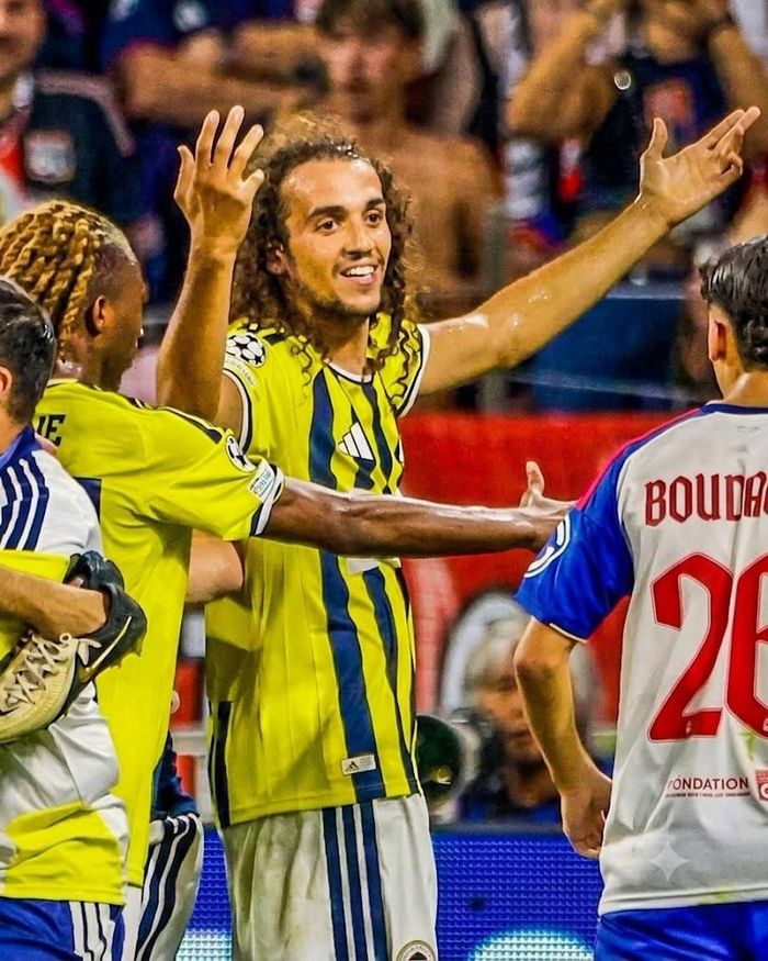 Guendouzi và hành động khiêu khích các cổ động viên trong trận gặp Lyon