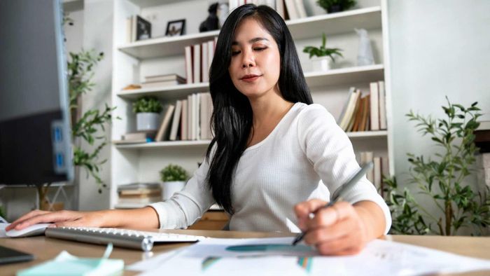 Phụ nữ cũng nên đầu tư cho việc trau dồi kiến thức. Ảnh minh họa