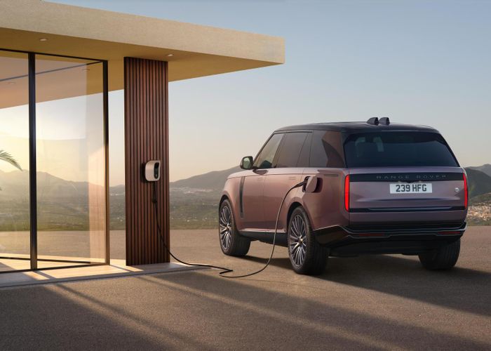 Range Rover Electric sử dụng kiến trúc điện 800 V, hỗ trợ sạc nhanh DC công suất tới 350 kW; thời gian sạc từ 10% lên 80% khoảng 22 phút. Ảnh: Range Rover/JLR.