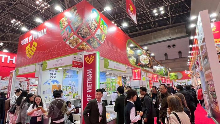 Đoàn doanh nghiệp Việt Nam tại khu gian hàng “Foods of Vietnam” trong khuôn khổ Fine Food Australia 2026. Ảnh: AGRITRADE