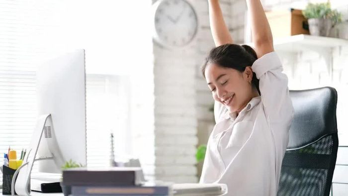 Sắp xếp công việc theo thứ tự ưu tiên giúp giảm cảm giác quá tải trong những ngày đầu trở lại công sở.