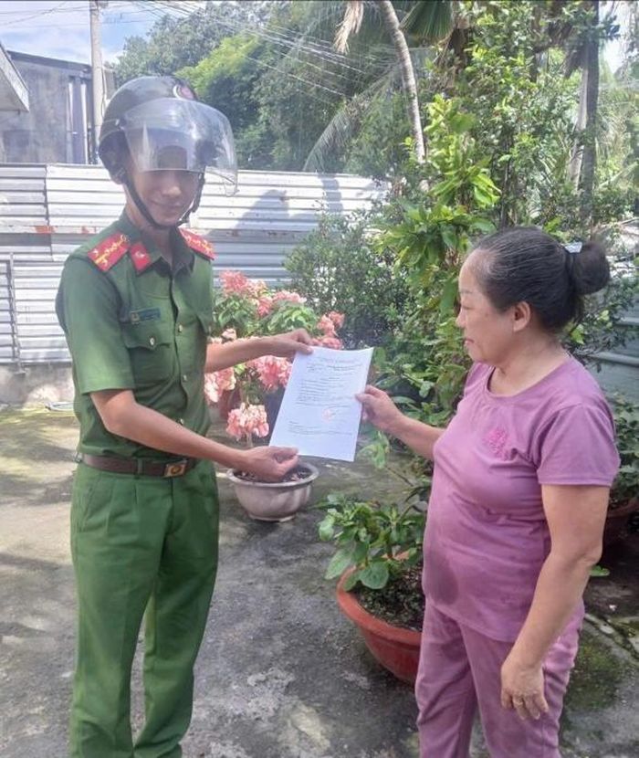 Đại úy Huỳnh Đại Lượng - CSKV Khu phố 26 trao tận tay kết quả cho người dân