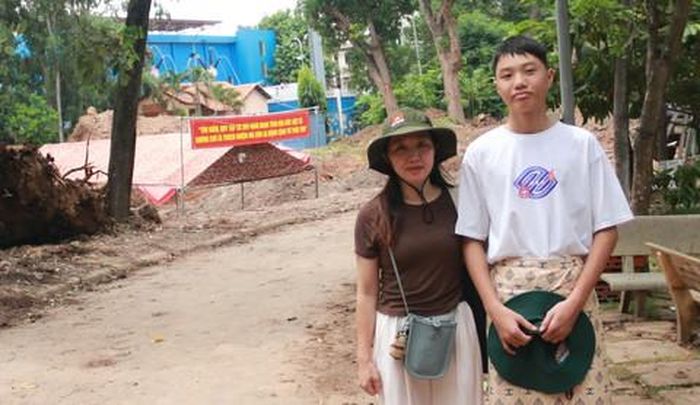 Chị Nguyễn Thị Duyên dẫn con trai đến viếng các Anh hùng Liệt sĩ tại Công viên Lê Thị Riêng