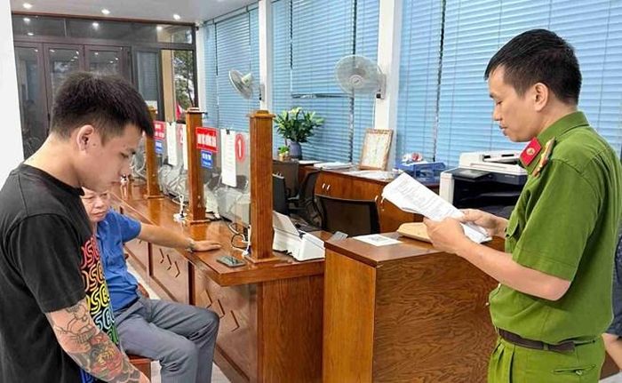 Hai đối tượng Trí và Trai nghe đọc lệnh bắt