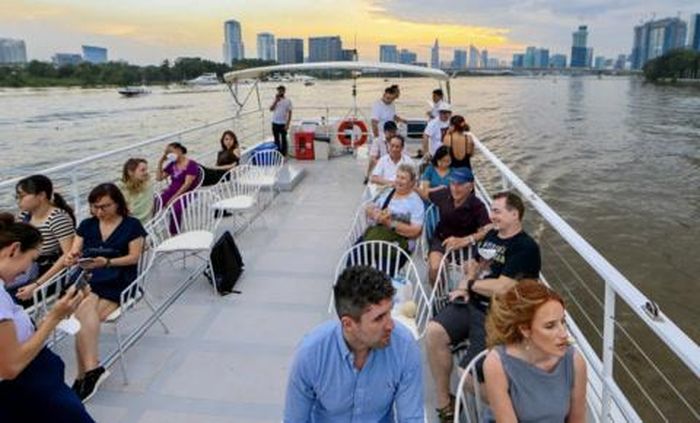 Khách du lịch trải nghiệm hành trình trên sông Sài Gòn