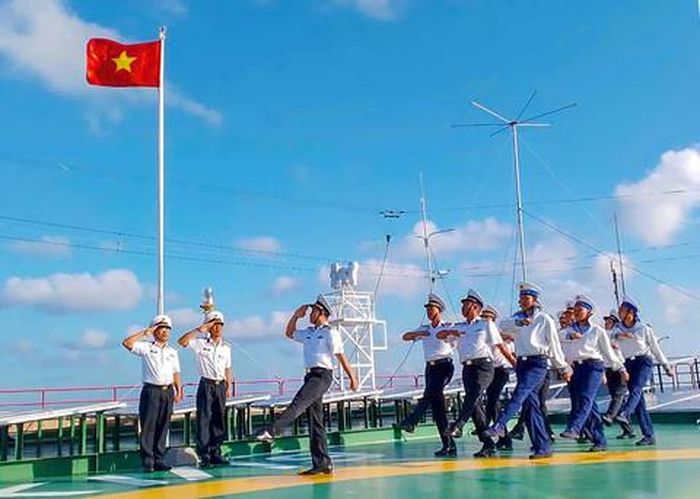 Trang trọng Lễ chào cờ trên Nhà giàn DK1
