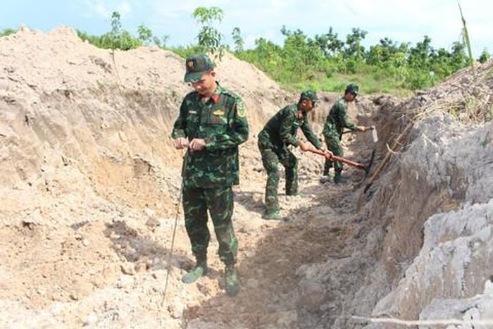 Những người lính Đội K71 trên một hố mở tìm hài cốt Liệt sĩ
