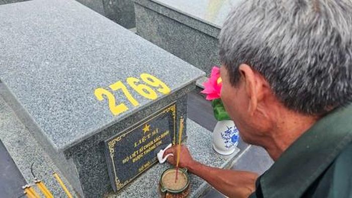 Thắp hương mộ Liệt sĩ tại Nghĩa trang Đồi 82