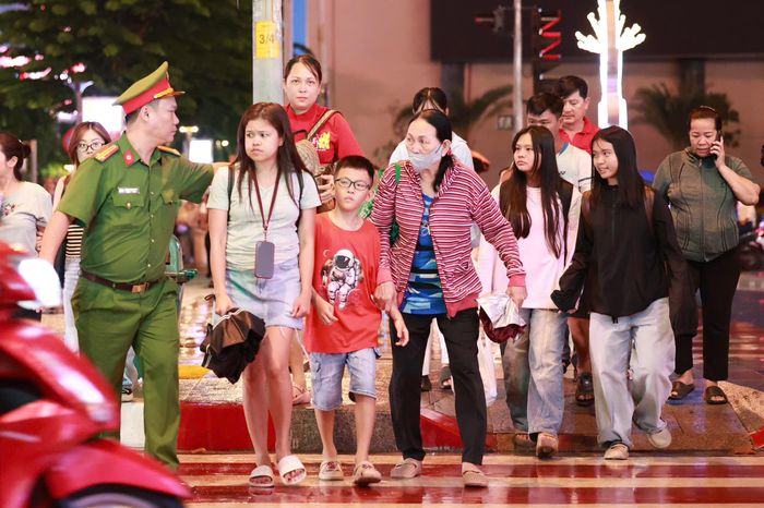Công an P.Sài Gòn hỗ trợ người dân và du khách tham quan, vui chơi trong dịp lễ 02/9