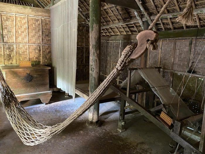 Hình ảnh khung dệt và chiếc võng quen thuộc gắn liền với tuổi thơ của Bác
