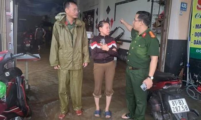 Trung tá Phạm Thành Công kiểm tra việc di dời tài sản của các hộ bị ngập lụt.