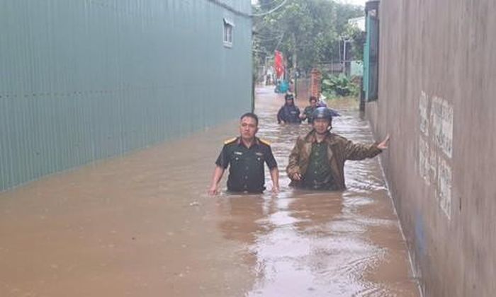 Đến khoảng 10 giờ công tác di dời tài sản và người dân hoàn tất nhưng các lực lượng vẫn cử người ở hiện trường để theo dõi.