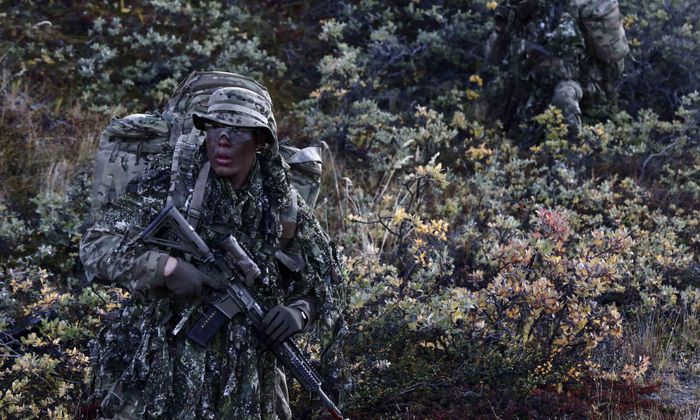 Lính Đan Mạch tham gia huấn luyện ở Greenland giữa căng thẳng gia tăng - Ảnh: Reuters