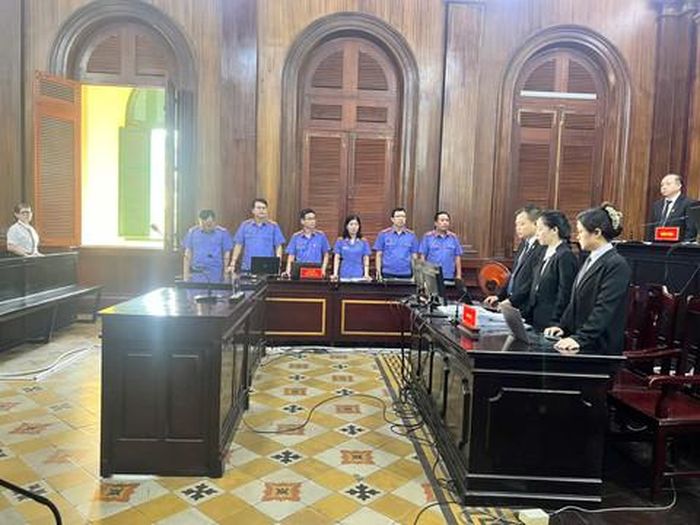 Đại diện Viện kiểm sát và thư ký tại tòa