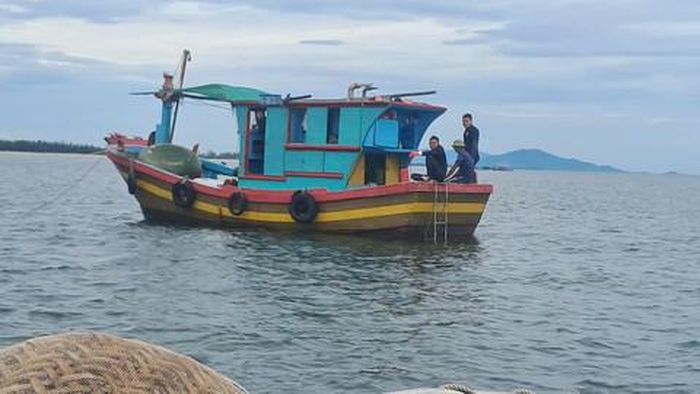 Phát hiện người lạ xuất hiện ở khu vực đánh bắt, một số ngư dân lên tiếng, dùng biểu hiện xua đuổi, không cho chụp ảnh