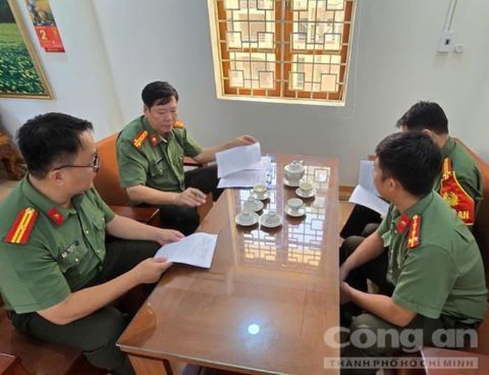 Đại tá Mai Hữu Vạn - Hiệu trưởng nhà trường trao đổi công việc cùng các giáo viên, chuẩn bị cho ngày khai giảng năm học mới